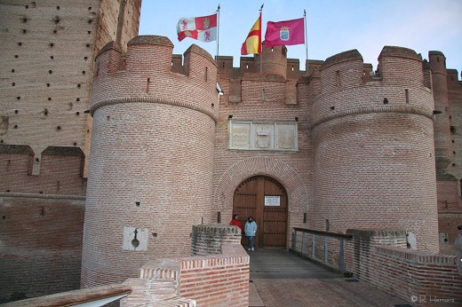 Castillo e la Mota. Barrera exterior y de manera especial la portada formada por dos torreones cúbicos que flanqueanla puerta principal de la fortaleza medinense